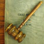 裁判で使われるハンマーみたいなやつは何ですか?その意味と役割を詳しく解説